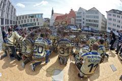 Rathausplatz Ingolstadt - ERC Ingolstadt - Vizemeisterschaftsfeier 2015 - Die Mannschaft kniet vor den 3000 Fans