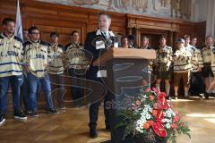 Rathausplatz Ingolstadt - ERC Ingolstadt - Vizemeisterschaftsfeier 2015 - Oberbürgermeister Dr. Christian Lösel verleiht  die goldene Sportmedaille im historischen Sitzunsgsaal. Rede