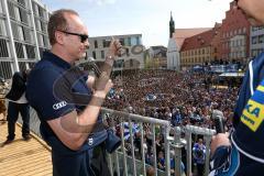 Rathausplatz Ingolstadt - ERC Ingolstadt - Vizemeisterschaftsfeier 2015 - Cheftrainer Larry Huras auf der Bühne vor den Fans, bedankt sich