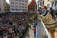 Rathausplatz Ingolstadt - ERC Ingolstadt - Vizemeisterschaftsfeier 2015 - Christoph Gawlik (ERC 19) vor den Fans mit Mikro, bedankt sich und wirft den Blumenstraß. Gawlik weint