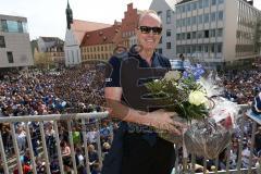 Rathausplatz Ingolstadt - ERC Ingolstadt - Vizemeisterschaftsfeier 2015 - Cheftrainer Larry Huras auf der Bühne vor den Fans, bedankt sich