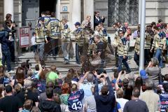 DEL - ERC Ingolstadt - Saisonabschlußfeier - Die Spieler des ERC Ingolstadt auf dem Weg ins alte Rathaus - Foto: Jürgen Meyer