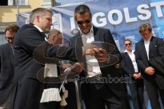 Rathausplatz Ingolstadt - ERC Ingolstadt - Vizemeisterschaftsfeier 2015 - Oberbürgermeister Christian Lösel übergibt Medaille an Co-Trainer Emanuel Viveiros