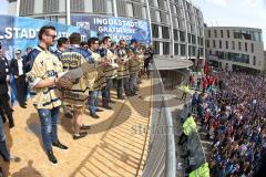 Rathausplatz Ingolstadt - ERC Ingolstadt - Vizemeisterschaftsfeier 2015 - Die Mannschaft vor den 3000 Fans