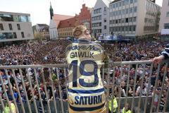 Rathausplatz Ingolstadt - ERC Ingolstadt - Vizemeisterschaftsfeier 2015 - Christoph Gawlik (ERC 19) vor den Fans mit Mikro, bedankt sich und wirft den Blumenstraß. Gawlik weint