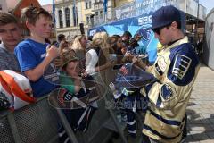 Rathausplatz Ingolstadt - ERC Ingolstadt - Vizemeisterschaftsfeier 2015 - Brandon Buck (ERC 9)  gibt Autogramme