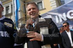 Rathausplatz Ingolstadt - ERC Ingolstadt - Vizemeisterschaftsfeier 2015 - Oberbürgermeister Christian Lösel hält die Rede vor den Fans