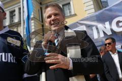 Rathausplatz Ingolstadt - ERC Ingolstadt - Vizemeisterschaftsfeier 2015 - Oberbürgermeister Christian Lösel hält die Rede vor den Fans