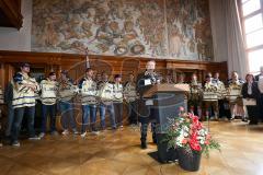Rathausplatz Ingolstadt - ERC Ingolstadt - Vizemeisterschaftsfeier 2015 - Oberbürgermeister Dr. Christian Lösel verleiht  die goldene Sportmedaille im historischen Sitzunsgsaal. Rede