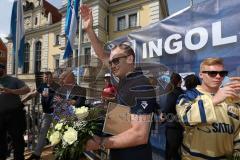 Rathausplatz Ingolstadt - ERC Ingolstadt - Vizemeisterschaftsfeier 2015 - Cheftrainer Larry Huras auf der Bühne vor den Fans, bedankt sich