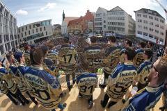 Rathausplatz Ingolstadt - ERC Ingolstadt - Vizemeisterschaftsfeier 2015 - Die Mannschaft vor den 3000 Fans