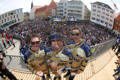 Rathausplatz Ingolstadt - ERC Ingolstadt - Vizemeisterschaftsfeier 2015 - Die Mannschaft vor den 3000 Fans, Brendan Brooks (ERC 49) Jared Ross (ERC 42) Ryan MacMurchy (ERC 27)