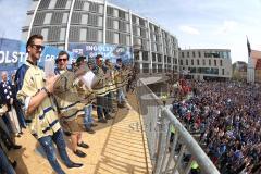 Rathausplatz Ingolstadt - ERC Ingolstadt - Vizemeisterschaftsfeier 2015 - Die Mannschaft vor den 3000 Fans