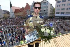 Rathausplatz Ingolstadt - ERC Ingolstadt - Vizemeisterschaftsfeier 2015 - Patrick Hager (ERC 52) verlässt den ERC