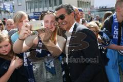 Rathausplatz Ingolstadt - ERC Ingolstadt - Vizemeisterschaftsfeier 2015 - Co-Trainer Emanuel Viveiros  gibt Autogramme und Selfies