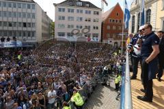 Rathausplatz Ingolstadt - ERC Ingolstadt - Vizemeisterschaftsfeier 2015 - Cheftrainer Larry Huras auf der Bühne vor den Fans, bedankt sich