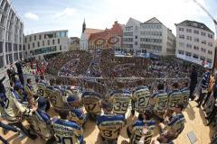 Rathausplatz Ingolstadt - ERC Ingolstadt - Vizemeisterschaftsfeier 2015 - Die Mannschaft kniet vor den 3000 Fans