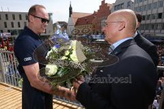 Rathausplatz Ingolstadt - ERC Ingolstadt - Vizemeisterschaftsfeier 2015 - Cheftrainer Larry Huras auf der Bühne vor den Fans wird von #Sportdirektor Jiri Ehrenberger verabschiedet