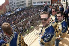 Rathausplatz Ingolstadt - ERC Ingolstadt - Vizemeisterschaftsfeier 2015 - Die Mannschaft vor den 3000 Fans Torwart Timo Pielmeier (ERC 51)