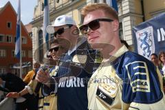 Rathausplatz Ingolstadt - ERC Ingolstadt - Vizemeisterschaftsfeier 2015 - Patrick Hager (ERC 52) und rechts Christoph Gawlik (ERC 19) verlassen den ERC. Gawlik weint