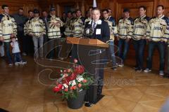 Rathausplatz Ingolstadt - ERC Ingolstadt - Vizemeisterschaftsfeier 2015 - Oberbürgermeister Dr. Christian Lösel verleiht  die goldene Sportmedaille im historischen Sitzunsgsaal. Rede