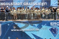 DEL - ERC Ingolstadt - Saisonabschlußfeier - Die Mannschaft des ERC Ingolstadt auf der Bühne am Rathausplatz - Foto: Jürgen Meyer