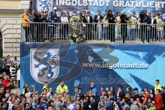DEL - ERC Ingolstadt - Saisonabschlußfeier - Christoph Gawlik (#19 ERC Ingolstadt) wirft den Blumenstrauß in die Menge - Foto: Jürgen Meyer