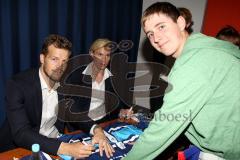 Saisoneröffnung ERC Ingolstadt - Petr Taticek beim Autogramme schreiben - Foto: Jürgen Meyer