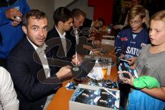 Saisoneröffnung ERC Ingolstadt - Thomas Greilinger beim Autogramme schreiben - Foto: Jürgen Meyer