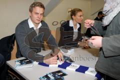 ERC Ingolstadt - Tag der offenen Tür - Martin Davidek (#12 ERC Ingolstadt) beim Autogramme schreiben - Foto: Jürgen Meyer