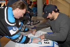 ERC Ingolstadt - Tag der offenen Tür - Jeffrey Szwez (#10 ERC Ingolstadt) beim Autogramme schreiben - Foto: Jürgen Meyer