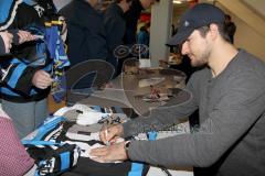 ERC Ingolstadt - Tag der offenen Tür - Jeffrey Szwez (#10 ERC Ingolstadt) beim Autogramme schreiben - Foto: Jürgen Meyer