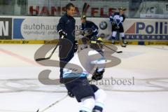 DEL - ERC Ingolstadt - Saison 2014/2015 - Erstes Training in der Saturn Arena - Lauf und Spurttraining, in der Mitte Co-Trainer Emanuel Viveiros gibt Anweisungen