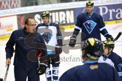 DEL - ERC Ingolstadt - Saison 2014/2015 - Training - Cheftrainer Larry Huras an der Spieltafel erklärt vor der Mannschaft