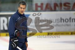 DEL - ERC Ingolstadt - Saison 2014/2015 - Erstes Training in der Saturn Arena - Lauf und Spurttraining, in der Mitte Co-Trainer Emanuel Viveiros gibt Anweisungen