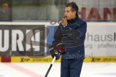 DEL - ERC Ingolstadt - Saison 2014/2015 - Erstes Training in der Saturn Arena - Lauf und Spurttraining, in der Mitte Co-Trainer Emanuel Viveiros gibt Anweisungen