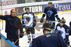 DEL - ERC Ingolstadt - Saison 2014/2015 - Training - Cheftrainer Larry Huras an der Spieltafel erklärt vor der Mannschaft