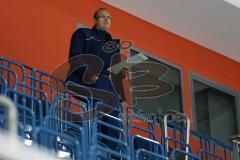 DEL - ERC Ingolstadt - Saison 2014/2015 - Erstes Training in der Saturn Arena - Cheftrainer Larry Huras sitzt ganz oben in der Tribüne und beobachtet die Spieler