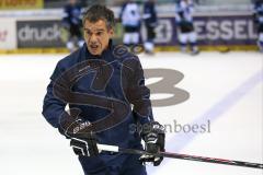 DEL - ERC Ingolstadt - Saison 2014/2015 - Erstes Training in der Saturn Arena - Lauf und Spurttraining, in der Mitte Co-Trainer Emanuel Viveiros gibt Anweisungen