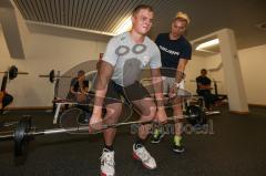 DEL - ERC Ingolstadt - Saison 2014/2015 - Erstes Training in der Saturn Arena - Fitnessraum - Martin Davidek (12) wird von Fitnesstrainerin Maritta Becker an der Langhantel korrigiert