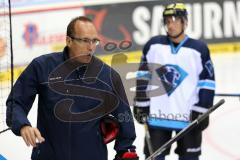 DEL - ERC Ingolstadt - Saison 2014/2015 - Training - Cheftrainer Larry Huras an der Spieltafel erklärt vor der Mannschaft