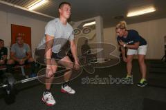 DEL - ERC Ingolstadt - Saison 2014/2015 - Erstes Training in der Saturn Arena - Fitnessraum - Martin Davidek (12) wird von Fitnesstrainerin Maritta Becker an der Langhantel korrigiert