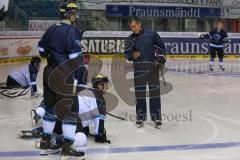 DEL - ERC Ingolstadt - Saison 2014/2015 - Erstes Training in der Saturn Arena - rechts Co-Trainer Emanuel Viveiros erklärt, unten Derek Hahn (43) und links Brandon Buck (9)