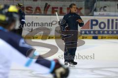 DEL - ERC Ingolstadt - Saison 2014/2015 - Erstes Training in der Saturn Arena - Lauf und Spurttraining, in der Mitte Co-Trainer Emanuel Viveiros gibt Anweisungen