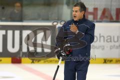 DEL - ERC Ingolstadt - Saison 2014/2015 - Erstes Training in der Saturn Arena - Lauf und Spurttraining, in der Mitte Co-Trainer Emanuel Viveiros gibt Anweisungen