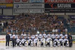 DEL - ERC Ingolstadt - Saison 2014/2015 - Ausgabe der Dauerkarten durch den kompletten Spielkader samt Trainer - exklusiv für die Dauerkartenbesitzer - Mannschaftsfoto mit den Fans, Jubel