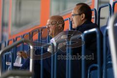 DEL - ERC Ingolstadt - Saison 2014/2015 - Erstes Training in der Saturn Arena - Beobachteten von den Rängen aus, links Sportdirektor Jiri Ehrenberger und Cheftrainer Larry Huras