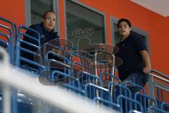 DEL - ERC Ingolstadt - Saison 2014/2015 - Erstes Training in der Saturn Arena - Cheftrainer Larry Huras sitzt ganz oben in der Tribüne und beobachtet die Spieler, rechts Neville Rautert