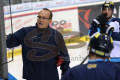 DEL - ERC Ingolstadt - Saison 2014/2015 - Training - Cheftrainer Larry Huras an der Spieltafel erklärt vor der Mannschaft