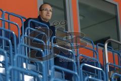 DEL - ERC Ingolstadt - Saison 2014/2015 - Erstes Training in der Saturn Arena - Cheftrainer Larry Huras sitzt ganz oben in der Tribüne und beobachtet die Spieler
